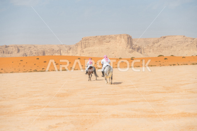 فارسان عربيان سعوديان خليجيان يمتطيان الخيل بسرعة عالية في صحراء السعودية  الخلابة ، ترويض الخيل ، تدريب الخيول ، الخيل العربي الأصيل، هواية ركوب الخيل ، الفروسية ،  مهارات و انشطة ترفيهية ، جمال الصحراء في المملكة العربية السعودية