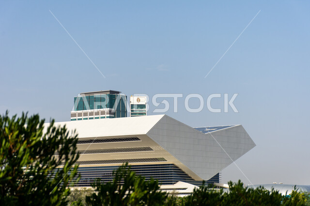 منارة ثقافية فكرية مهمة, معالم وأماكن إماراتية مشهورة, مكتبة محمد بن راشد بمدينة دبي بالإمارات العربية المتحدة، الفن الهندسي المعماري في التصميم الخارجي للمبنى, عالم الكتب والنشر