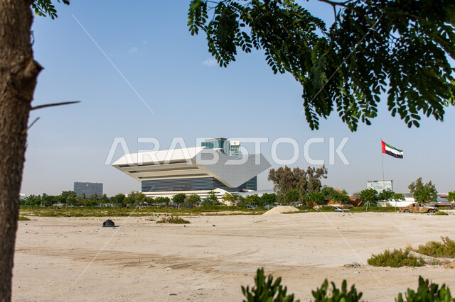 التصميم المعماري الحديث في بناء المكتبة, معالم مدينة دبي الثقافية المشهورة, مكتبة محمد بن راشد في الامارات العربية المتحدة, العلم الاماراتي يرفرف في السماء