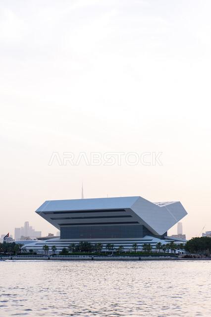 المراكز الثقافية والفكرية في إمارة دبي, مكتبة محمد بن راشد بمدينة دبي بالإمارات العربية المتحدة، الفن الهندسي المعماري في التصميم الخارجي للمبنى, عالم الكتب والنشر