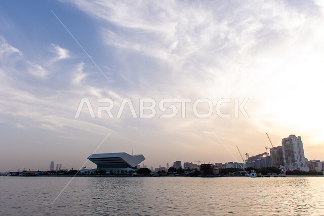 الموقع المتميز لمكتبة محمد بن راشد عاى ضفاف خور دبي، عالم الكتب والنشر في الامارات العربية المتحدة، مكتبات إماراتية مشهورة في الخليج العربي, المنارات الثقافية الفكرية, الفن الهندسي المعماري في تصميم المكتبة على شكل كتاب مفتوح