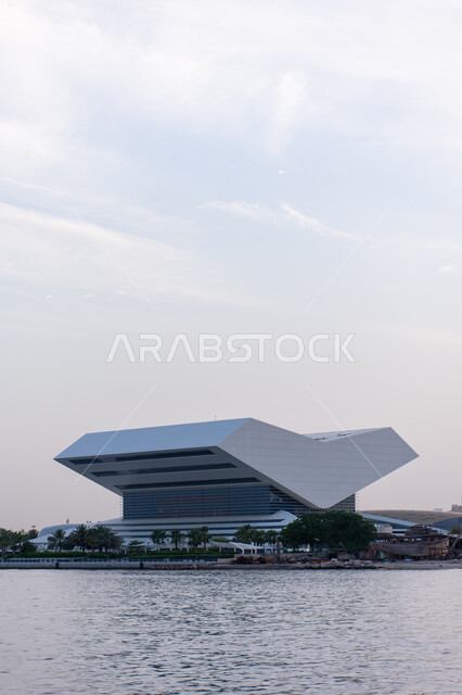 الفن الهندسي المعماري في تصميم المكتبة على شكل كتاب مفتوح, عالم الكتب والنشر في الامارات العربية المتحدة، مكتبات إماراتية مشهورة في الخليج العربي, المنارات الثقافية الفكرية, الموقع المتميز لمكتبة محمد بن راشد عاى ضفاف خور دبي