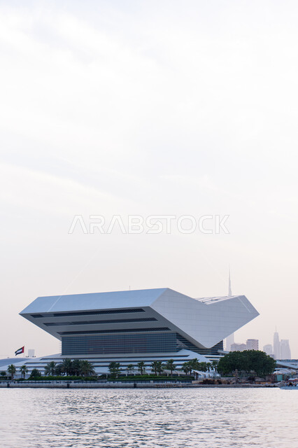 النمو والتطور العمراني, تصميم المكتبة الفريد على شكل كتاب مفتوح, منارة ثقافية مشهورة في الامارات العربية المتحدة, مراكز نشر الكتب والمطبوعات, الموقع المتميز على ضفاف خور دبي لمكتبة محمد بن راشد آل مكتوم