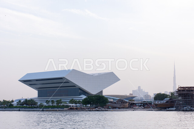 مكتبة محمد بن راشد بموقعها المميز على ضفاف خور دبي في الامارات العربية المتحدة، المراكز الثقافية الفكرية, معالم وأماكن إماراتية مشهورة, الفن الهندسي المعماري في تصميم المكتبة على شكل كتاب مفتوح