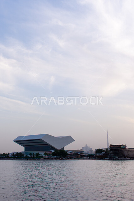 المراكز الثقافية الفكرية, معالم وأماكن إماراتية مشهورة, مكتبة محمد بن راشد بموقعها المميز على ضفاف خور دبي في الامارات العربية المتحدة، الفن الهندسي المعماري في تصميم المكتبة على شكل كتاب مفتوح