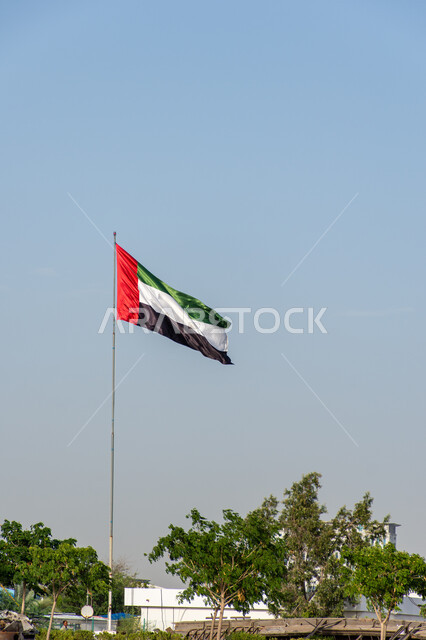 الإحتفال باالعيد الوطني الإماراتي، يوم استقلال الإمارات، صورة مقربة لعلم الإمارات العربية المتحدة يرفرف في السماء، هوية اليوم الوطني الإماراتي، حب الوطن والعلم