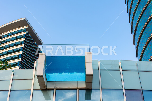 مسبح صغير في أعلى المبنى, التصميم الهندسي المعماري الفريد لفندق انتركونتيننتال دبي فيستيفال سيتي, فنادق ومنتجعات مدينة دبي بالإمارات العربية المتحدة، وجهات سياحية عائلية ترفيهية مشهورة