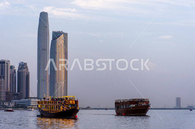 الفن الهندسي المعماري في تصميم الأبراج وناطحات السحاب, قوارب خشبية لأخذ جولة حول المدينة, رحلات ترفيهية استكشافية في دبي, معالم ووجهات سياحية بالامارات العربية المتحدة