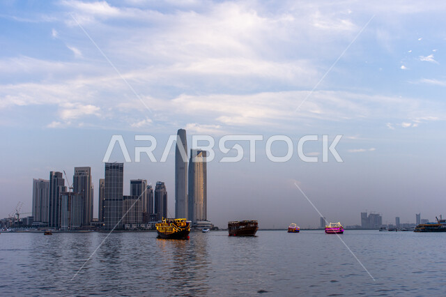 رحلات ترفيهية استكشافية في دبي, الفن الهندسي المعماري في تصميم الأبراج وناطحات السحاب, قوارب خشبية لأخذ جولة حول المدينة,معالم ووجهات سياحية بالامارات العربية المتحدة