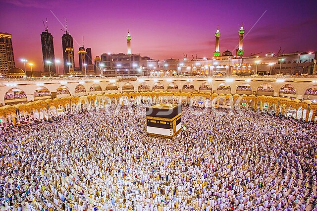 حجاج بيت الله الحرام يطوفون حول الكعبة المشرفة في مكة المكرمة، أداء مناسك الحج والعمرة، العبادة والتقرب إلى الله، الابراج والفنادق المطلة على الحرم المكي المضيئة ليلا، أماكن ومعالم دينية إسلامية مقدسة  في المملكة العربية السعودية
