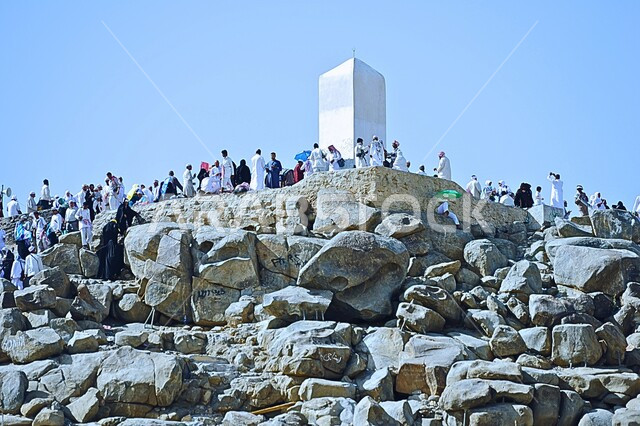 الدعاء والتقرب إلى الله، معلم إسلامي مشهور في مكة المكرمة بالمملكة العربية السعودية، صعود حجاج بيت الله الحرام على جبل عرفات، إتمام مناسك الحج بالوقوف في جبل الرحمة، معالم واماكن دينية اسلامية مقدسة