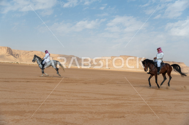 فارسان عربيان سعوديان خليجيان يمتطيان الخيل بسرعة عالية في صحراء السعودية  الخلابة ، ترويض الخيل ، تدريب الخيول ، الخيل العربي الأصيل، هواية ركوب الخيل ، الفروسية ،  مهارات و انشطة ترفيهية ، جمال الصحراء في المملكة العربية السعودية