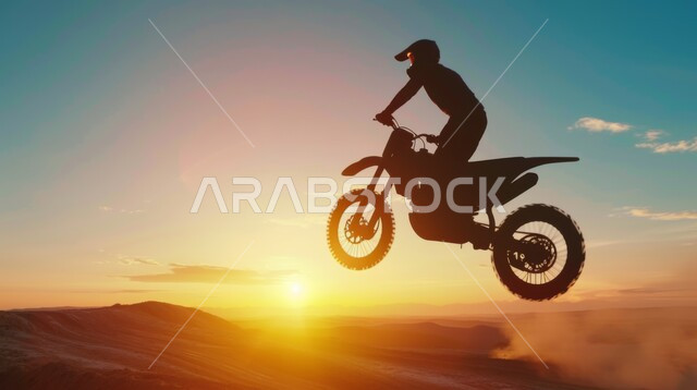 ركوب الدراجات النارية السريعة في المناطق الصحراوية، صورة ظلية لشاب عربي خليجي سعودي يقوم بقيادة الدراجة فوق الكثبان الرملية، ممارسة رياضة التطعيس في صحراء المملكة العربية السعودية، الأنشطة الترفيهية والتحديات الحماسية، سالويت