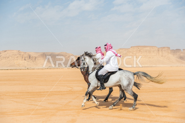 فارسان عربيان سعوديان خليجيان يمتطيان الخيل بسرعة عالية في صحراء السعودية  الخلابة ، ترويض الخيل ، تدريب الخيول ، الخيل العربي الأصيل، هواية ركوب الخيل ، الفروسية ،  مهارات و انشطة ترفيهية ، جمال الصحراء في المملكة العربية السعودية