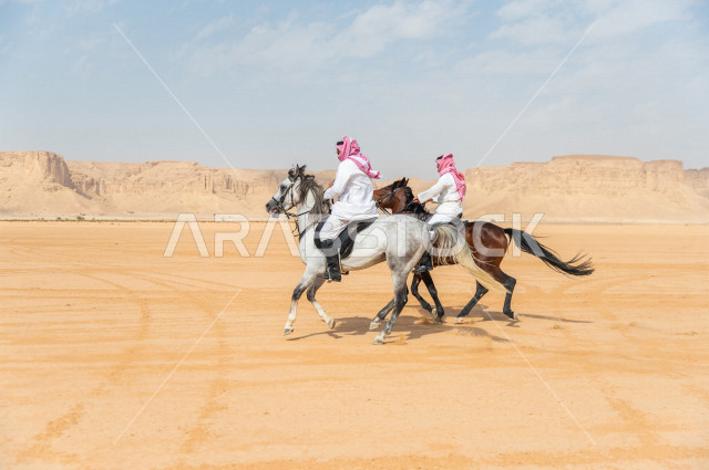 فارسان عربيان سعوديان خليجيان يمتطيان الخيل بسرعة عالية في صحراء السعودية  الخلابة ، ترويض الخيل ، تدريب الخيول ، الخيل العربي الأصيل، هواية ركوب الخيل ، الفروسية ،  مهارات و انشطة ترفيهية ، جمال الصحراء في المملكة العربية السعودية