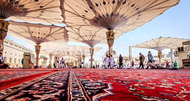 المظلات الالكترونية في ساحة الحرم في المدينة المنورة في الغروب، أماكن إسلامية دينية مقدسة في المملكة العربية السعودية، العبادة والتقرب الى الله، مقصد المسلمين لأداء العبادات والفرائض، الفن الهندسي المعماري لبناء المسجد النبوي