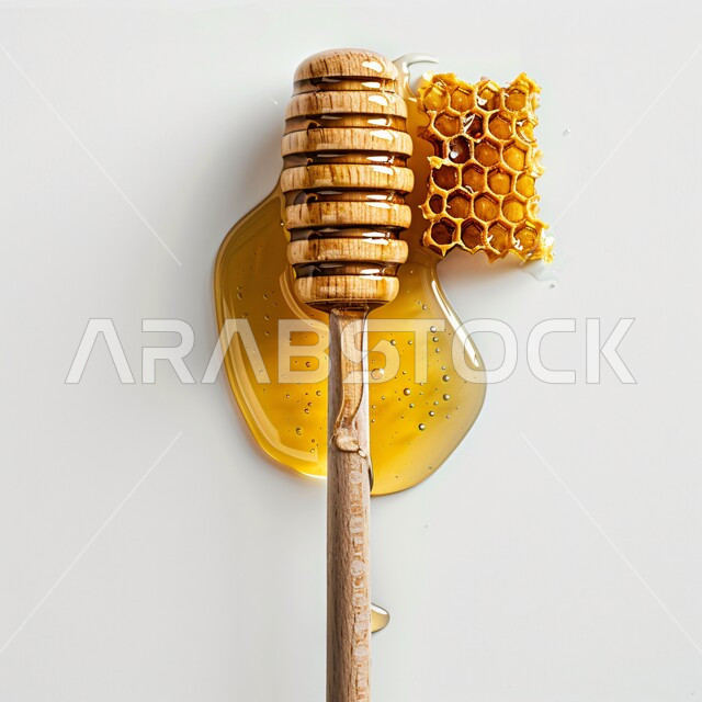 الأساليب الفنية لعرض وتصوير البضائع، أغذية صحية طبيعية مفيدة, منتجات غذائية محلية وطنية في المملكة العربية السعودية، استخراج عسل النحل الطبيعي من المناحل, صورة مقربة لقرص من العسل الشمعي بجانب مغرفة خشبية، خلفية بيضاء