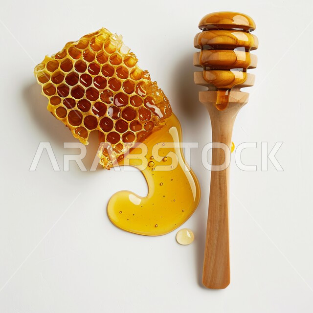 الأساليب الفنية لعرض وتصوير البضائع، أغذية صحية طبيعية مفيدة, منتجات غذائية محلية وطنية في المملكة العربية السعودية، استخراج عسل النحل الطبيعي من المناحل, صورة مقربة لقرص من العسل الشمعي بجانب مغرفة خشبية، خلفية بيضاء