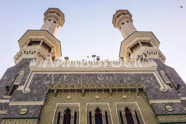 معالم دينية اسلامية مقدسة, مآذان الحرم المكي الشريف ، صورة مقربة لمئذنة المسجد الحرام في مدينة مكة المكرمة, الفن الهندسي المعماري على الطراز الحديث في المملكة العربية السعودية ، العبادة و التقرب الى الله .