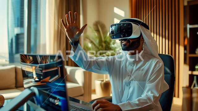 محاكاة العالم الخيالي، استخدام الأجهزة والتفنيات الحديثة المتطورة، صورة مقربة لرجل عربي خليجي سعودي يرتدي الثوب التقليدي يضع نظارة الفي آر ثلاثية الأبعاد يجلس على مكتبه امام الحاسوب المحمول ، ايماءات الاندماج والتركيز في الواقع الافتراضي