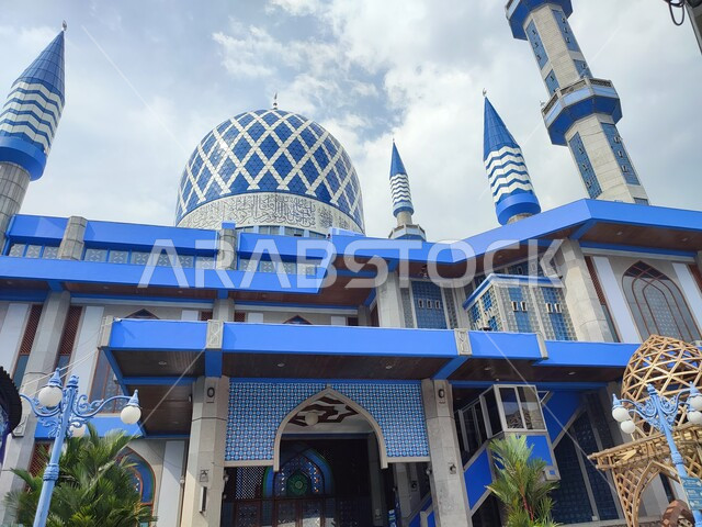 مقصد المسلمين للعبادة والتقرب الى الله تعالى، الفن الهندسي المعماري الاسلامي للقبب والمآذن في المساجد والجوامع، المعالم والأماكن الدينية المقدسة المشهورة، النقوش والزخارف على جدران و نوافذ المسجد