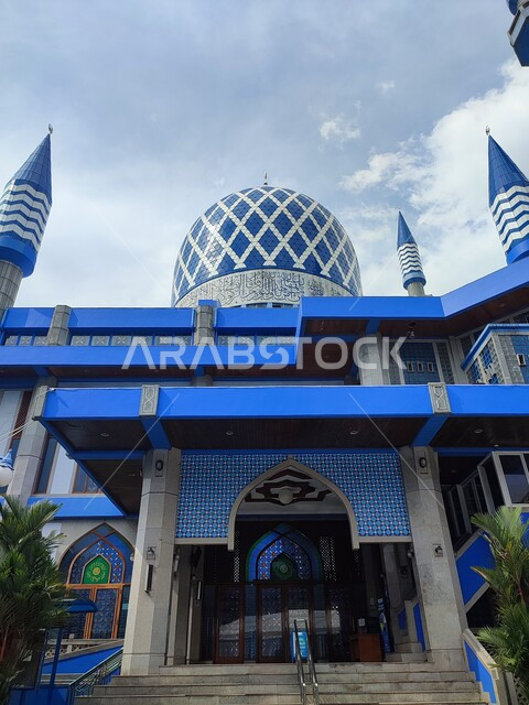 مقصد المسلمين للعبادة والتقرب الى الله تعالى، الفن الهندسي المعماري الاسلامي للقبب والمآذن في المساجد والجوامع، المعالم والأماكن الدينية المقدسة المشهورة، النقوش والزخارف على جدران و نوافذ المسجد