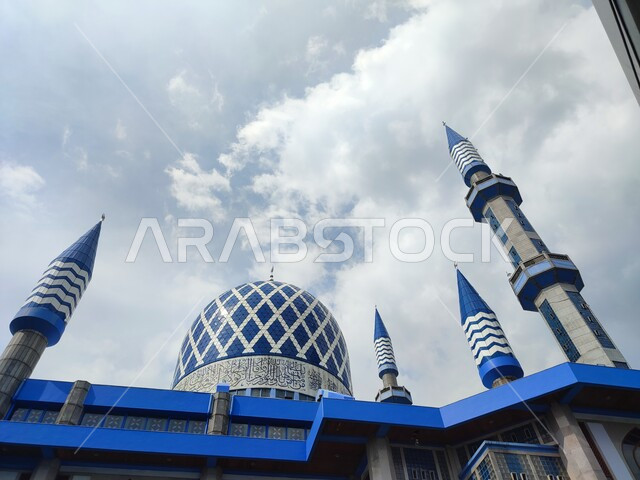 الفن الهندسي المعماري الاسلامي للقبب والمآذن في المساجد والجوامع، مقصد المسلمين للعبادة والتقرب الى الله تعالى،  المعالم والأماكن الدينية المقدسة المشهورة، النقوش والزخارف على جدران و نوافذ المسجد