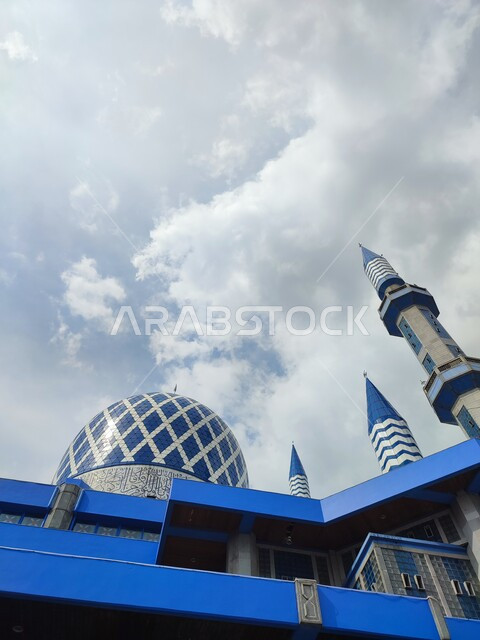 الفن الهندسي المعماري الاسلامي للقبب والمآذن في المساجد والجوامع، مقصد المسلمين للعبادة والتقرب الى الله تعالى،  المعالم والأماكن الدينية المقدسة المشهورة، النقوش والزخارف على جدران و نوافذ المسجد