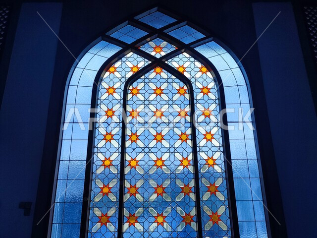 نوافذ زرقاء مزخرفة بنقوش عربية ، التصاميم الهندسية المعمارية على الطراز الاسلامي للمساجد الإسلامية، ديكورات داخلية انيقة