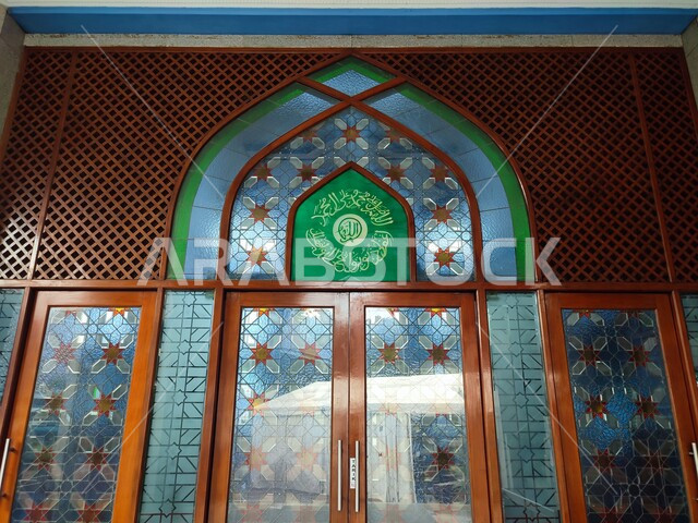 الفن الهندسي المعماري الداخلي للمساجد، صورة من الداخل لمسجد بديكورات وتصاميم رائعة، تصميمات وديكورات اسلامية، العبادة والتقرب الى الله