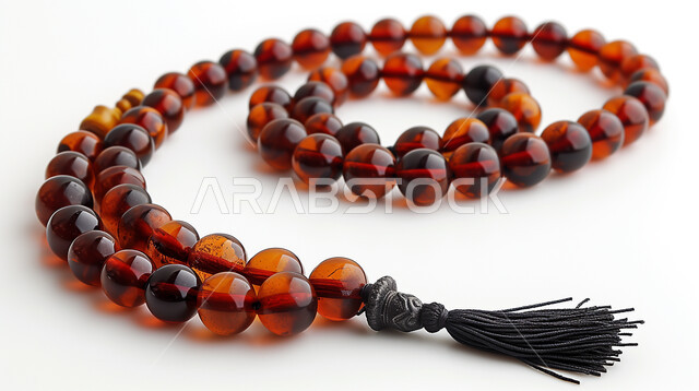 العبادة والتقرب إلى الله، الإكثار من الذكر والتسبيح، صورة مقربة لمسبحة يد من حبات الخرز ، الدعاء وطلب المغفرة والصفح، خلفية بيضاء