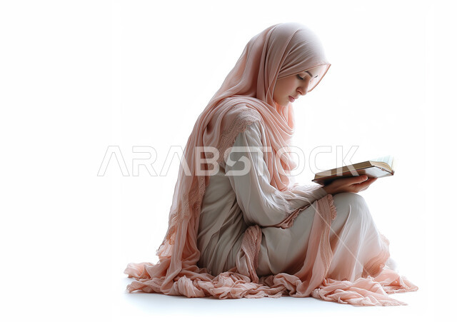 التقرب الى الله تعالى، صورة لإمرأه عربيه خليجية سعودية محجبة ترتدي العباءة تقرأ القرآن الكريم، المناسبات الدينية والأعياد الإسلامية، التعبد في بيوت الله، التدبر والخشوع في العبادة، ايماءات الهدوء والاندماج، خلفية بيضاء.