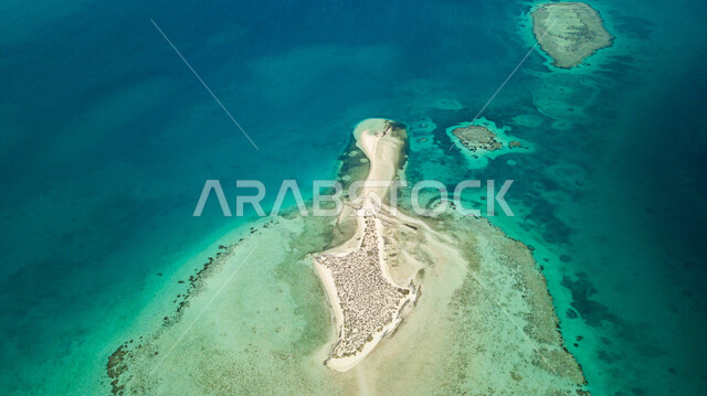 وجهة سياحية فاخرة في السعودية، منظر المياه الزرقاء في بحر جزيرة فرسان في جازان في المملكة العربية السعودية، صورةعلوية للجزر والغابات على شاطئ البحر الأحمر، خلفية الطبيعة