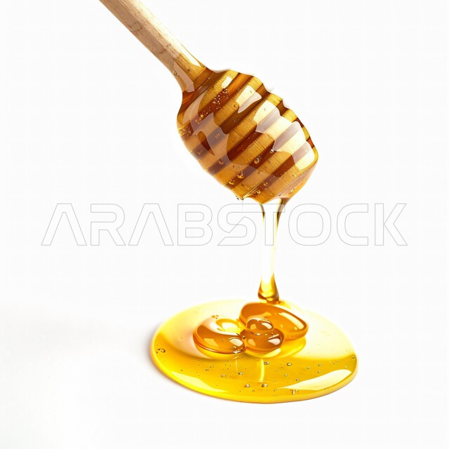  ملعقة خشبية ذات رأس دائري، استخراج عسل النحل الطبيعي من المناحل, منتجات غذائية محلية وطنية في المملكة العربية السعودية، الأغذية الصحية المفيدة, صورة مقربة لمغرفة خشبية، الأساليب الفنية لعرض وتصوير البضائع، خلفية بيضاء