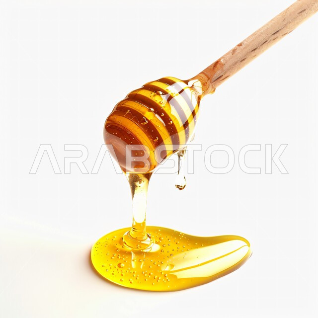  ملعقة خشبية ذات رأس دائري، استخراج عسل النحل الطبيعي من المناحل, منتجات غذائية محلية وطنية في المملكة العربية السعودية، الأغذية الصحية المفيدة, صورة مقربة لمغرفة خشبية، الأساليب الفنية لعرض وتصوير البضائع، خلفية بيضاء
