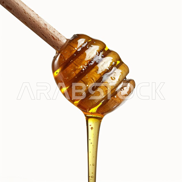  ملعقة خشبية ذات رأس دائري، استخراج عسل النحل الطبيعي من المناحل, منتجات غذائية محلية وطنية في المملكة العربية السعودية، الأغذية الصحية المفيدة, صورة مقربة لمغرفة خشبية، الأساليب الفنية لعرض وتصوير البضائع، خلفية بيضاء