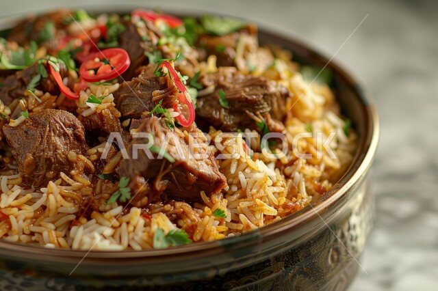 طبق من أرز المندي و قطع لحم الغنم والخضار الطازجة، أطباق ووجبات عربية تقليدية شعبية، وصفات طعام المطبخ السعودي، مطاعم للمأكولات العربية الشرقية, صحن من رز الكبسة بالتوابل، فنون تقديم الطعام