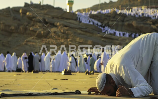 أداء مناسك الحج في مكة المكرمة, العبادة والتقرب إلى الله تعالى, الصلاة والخشوع والدعاء, حاج مسلم يرتدي ثياب الاحرام يقوم بالسجود في منطقة جبل عرفات, أماكن إسلامية مشهورة في السعودية