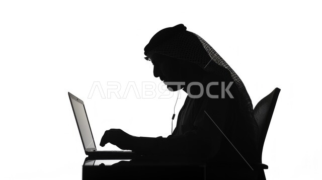 تصفح الإنترنت وإستخدام الاجهزة التقنية الحديثة, العمل عن بعد، بورتريه صورة ظلية لرجل عربي خليجي سعودي يجلس على مكتب أمام الحاسوب المحمول، التسويق الإلكتروني عبر الانترنت، البيع والشراء اونلاين، خلفية بيضاء
