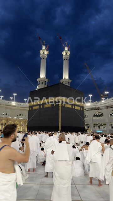 الطواف حول الكعبة المشرفة، أداء مناسك الحج والعمرة، حجاج بيت الله الحرام في الحرم المكي الشريف بمكة المكرمة، أماكن ومعالم دينية اسلامية مقدسة في المملكة العربية السعودية