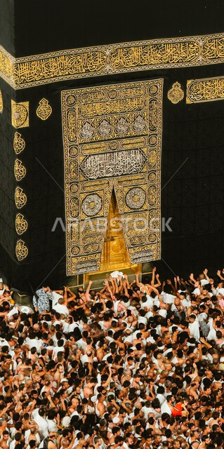 أداء مناسك الحج والعمرة، الطواف حول الكعبة المشرفة، صورة مقربة لاحتشاد حجاج بيت الله الحرام بالقرب من باب الكعبة المشرفة في الحرم المكي الشريف بمكة المكرمة، أماكن ومعالم دينية اسلامية مقدسة في المملكة العربية السعودية