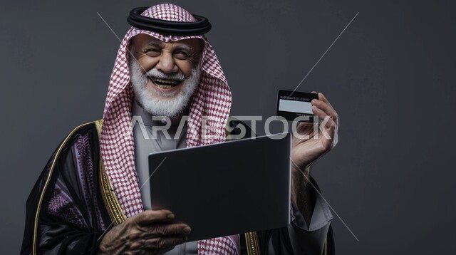 ايماءات وجه ويدين تدل على الدهشه والاعجاب، بورتريه لرجل مسن عربي خليجي سعودي يرتدي الزي التقليدي والبشت يستخدم بطاقة الإئتمان البنكيه في التسوق الالكتروني, امكانية تسديد الفواتير عن بعد, الشراء والدفع عبر برامج و تطبيقات التابليت، خلفية رمادية