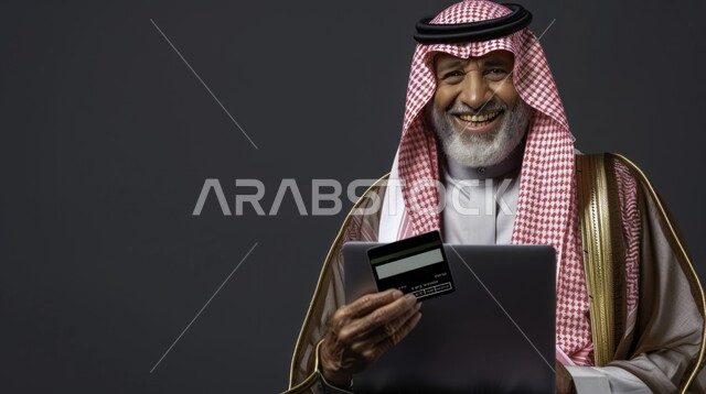 الشراء والدفع عبر برامج و تطبيقات التابليت، ايماءات وجه ويدين تدل على الدهشه والاعجاب، بورتريه لرجل مسن عربي خليجي سعودي يرتدي الزي التقليدي والبشت يستخدم بطاقة الإئتمان البنكيه في التسوق الالكتروني, امكانية تسديد الفواتير عن بعد، خلفية رمادية