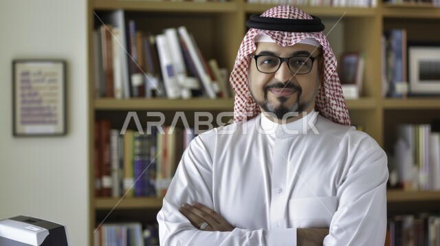 العناية بالمظهر الخارجي، صورة مقربة لشاب عربي سعودي خليجي وسيم يرتدي الثوب والشماغ ينظر الى الكاميرا، ايماءات السرور و الثقة بالنفس، صورة شخصية للوثائق الرسمية، مفهوم الأناقة والاهتمام بالنفس