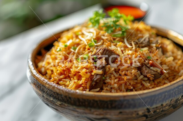ولائم وأطباق عربية تقليدية شعبية، طبق من أرز الكبسة مع قطع اللحم المزين بالبقدونس، المأكولات والوجبات الشرقية، مطابخ ومطاعم المملكة العربية السعودية، وصفات الطعام الشهية