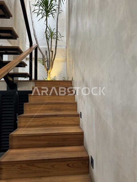 سلم مريح وعملي, الديكورات الداخلية المعاصرة للشقق السكنية في السعودية, التصميم الحديث لدرج خشبي داخل المنزل, السلالم الخشبية الواصلة بين طوابق الفلل في المملكة