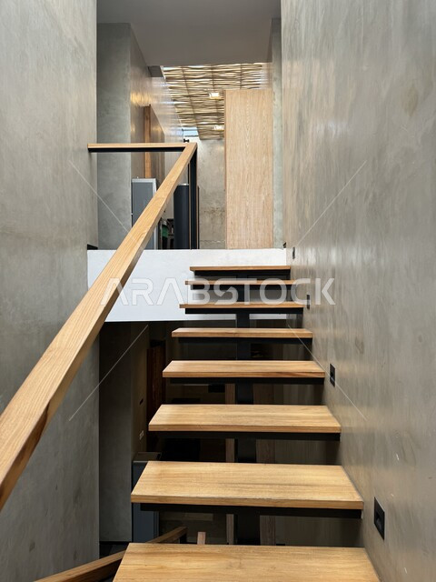 الديكورات الداخلية المعاصرة للشقق السكنية في السعودية, التصميم الحديث لدرج خشبي داخل المنزل, السلالم الخشبية الواصلة بين طوابق الفلل في المملكة, سلم مريح وعملي