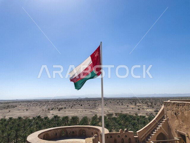 صورة مقربة لقلعة نزوى في سلطنة عمان، سارية علم عمان، قلعة نزوى التاريخية، معالم المدينة المشهورة، الفن الهندسي المعماري، حصون وقلاع تاريخية، السياحة في السلطنة