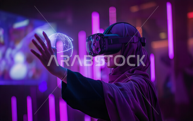 الاندماج والتفاعل مع العناصر الهولوجرامية، تقنيات حديثة الكترونية وأجهزة تكنولوجية، صورة مقربة من الجانب لامرأة عربية خليجية سعودية محجبة تقف في المعرض ترفع يدها للاعلى تضع نظارات الفي ار, الاستمتاع في قضاء اوقات ترفيهية