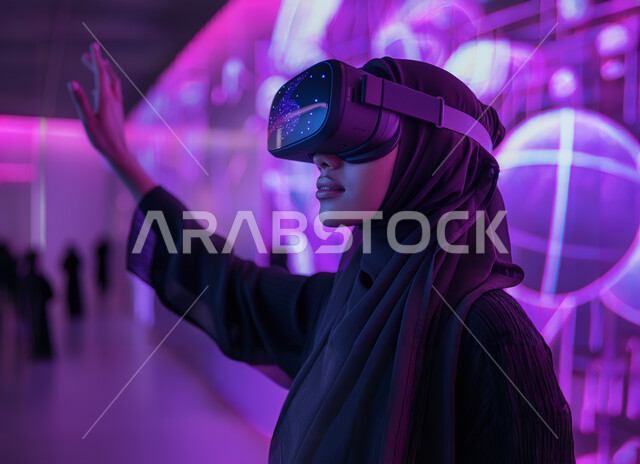 الاندماج والتفاعل مع العناصر الهولوجرامية، تقنيات حديثة الكترونية وأجهزة تكنولوجية، صورة مقربة من الجانب لامرأة عربية خليجية سعودية محجبة تقف في المعرض ترفع يدها للاعلى تضع نظارات الفي ار, الاستمتاع في قضاء اوقات ترفيهية